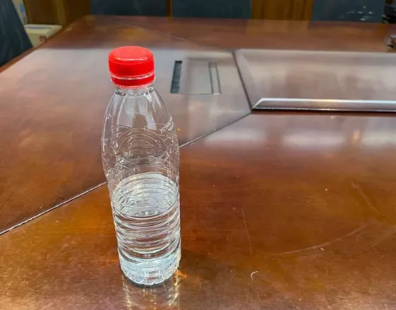 倡议 || 会议场所“半瓶水”浪费严重，人大代表呼吁：上海应发起一场“清瓶行动”